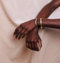 Charger l'image dans la galerie, Bracelet Manchette Fine Laiton .: Reflets