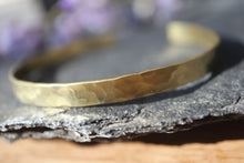 Charger l'image dans la galerie, Bracelet Manchette Fine Laiton .: Reflets